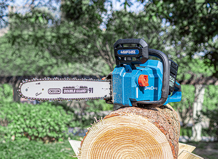 Cordless Brushless Chainsaw DCCS40161